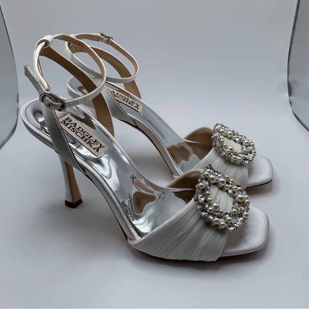 NWOB Badgley Mischka Women's Nixie Peep Toe Stiletto sandal-soft white SZ6 1407 - Picture 4 of 9